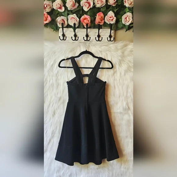 Emerald Sundae Black Halter Backless Cocktail Dress - Picture 4 of 7